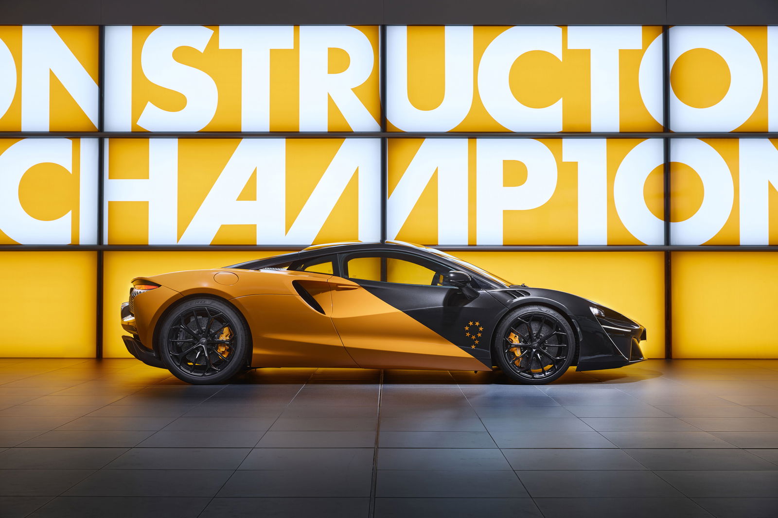 McLaren Artura MCL38 Celebration Edition - side